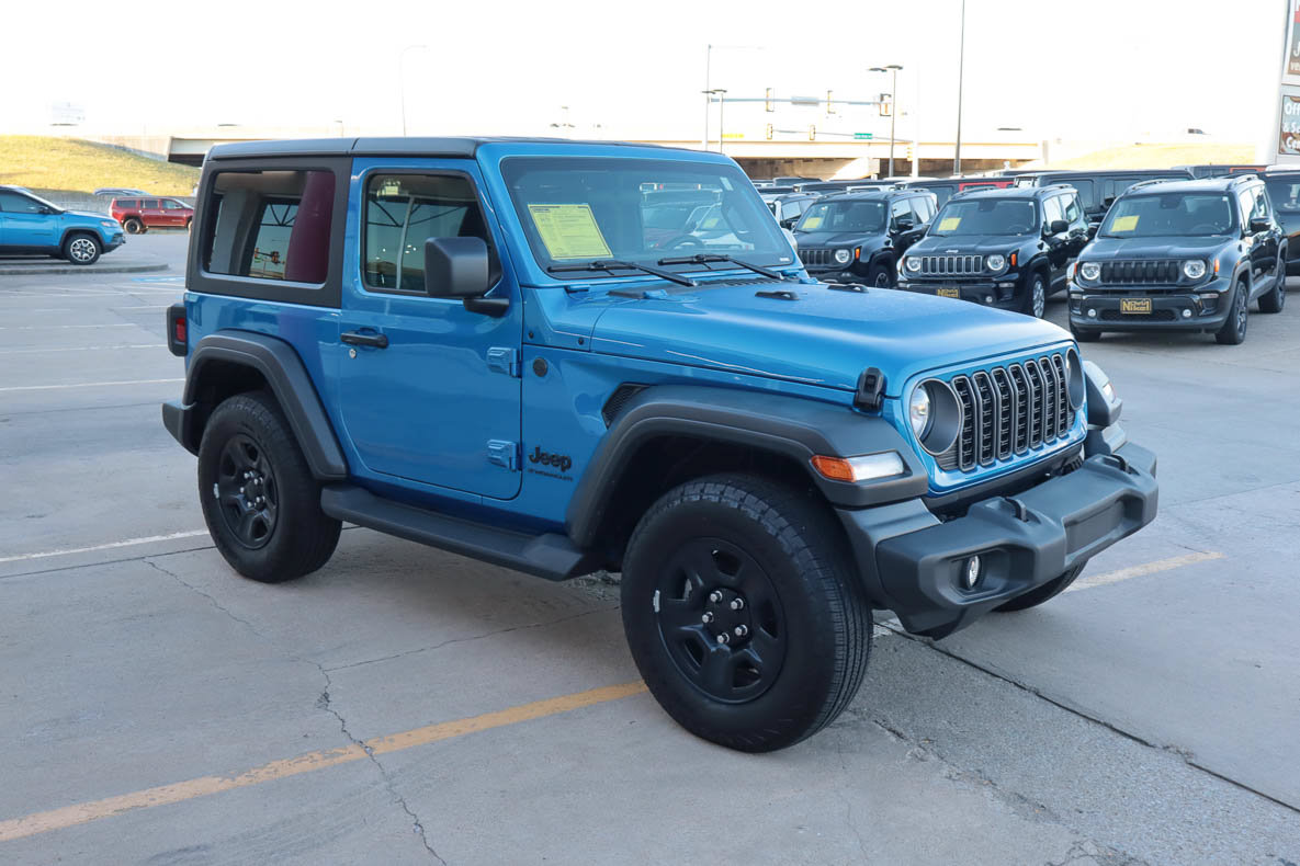Used 2025 Jeep Wrangler Sport AWD/4WD image 4
