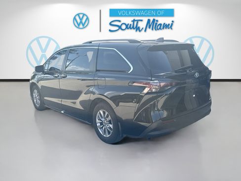 Used 2024 Toyota Sienna XLE FWD image 5