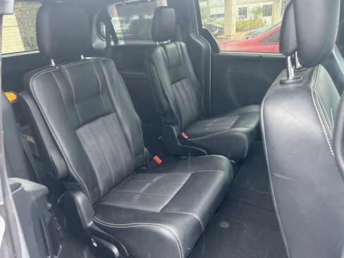 Used 2015 Chrysler Town & Country S FWD image 3