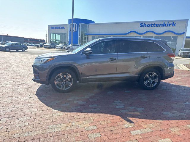 Used 2018 Toyota Highlander Limited Platinum FWD image 5