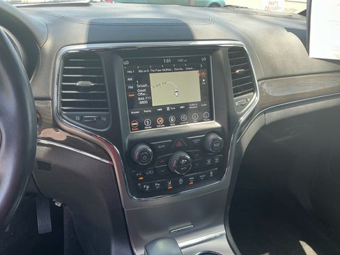 Used 2018 Jeep Grand Cherokee Overland RWD image 12