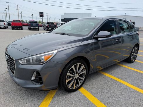 Used 2019 Hyundai Elantra GT FWD image 3