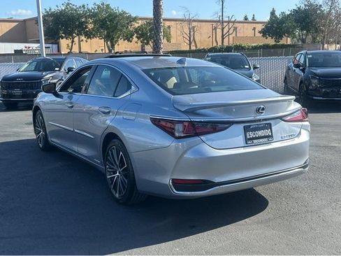 Used 2022 Lexus ES 300h w/ Premium Package image 4