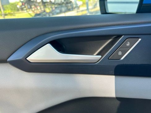 Certified 2023 Volkswagen Taos SE FWD image 17