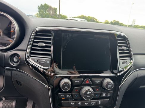 Certified 2020 Jeep Grand Cherokee Limited w/ Luxury Group II AWD/4WD image 15