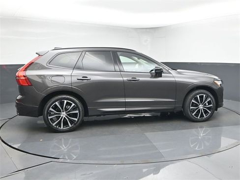 Used 2025 Volvo XC60 B5 Plus image 8