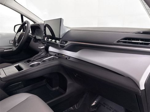 Used 2025 Toyota Sienna XLE image 44