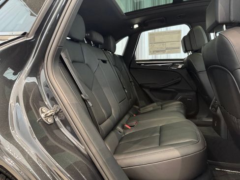 Used 2025 Porsche Macan image 23