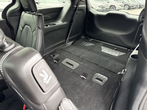 Used 2025 Chrysler Pacifica Select FWD image 10