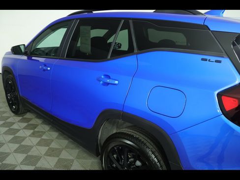 Used 2024 GMC Terrain SLE w/ Driver Convenience Package image 16