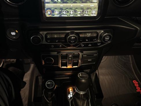 Used 2022 Jeep Gladiator Overland image 17