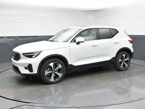 Used 2023 Volvo XC40 B5 Plus w/ Protection Package Premier AWD/4WD image 4