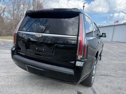 Used 2019 Cadillac Escalade Luxury AWD/4WD image 2