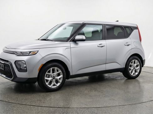 Used 2025 Kia Soul LX w/ LX Technology Package FWD image 3