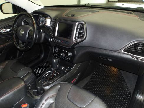 Used 2020 Jeep Cherokee Trailhawk AWD/4WD image 17