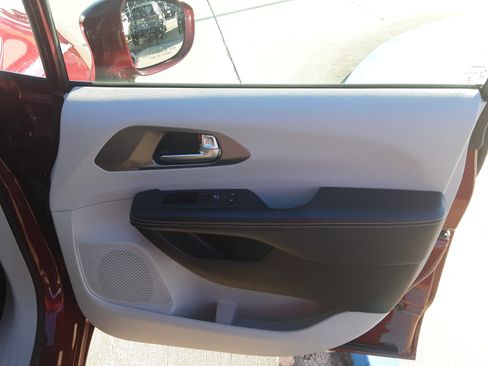 Used 2022 Chrysler Pacifica Touring-L w/ Uconnect Theater Family Group image 14