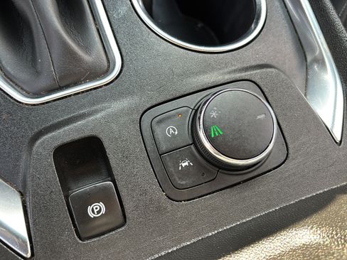 Used 2022 Chevrolet Traverse LT FWD image 19