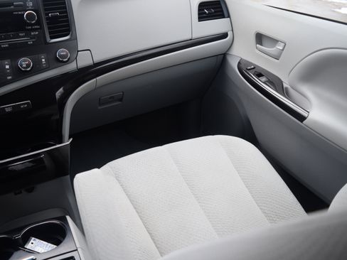 Used 2012 Toyota Sienna LE image 14