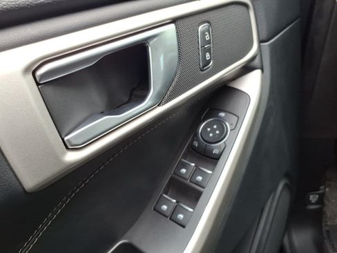 Used 2023 Ford Explorer XLT AWD/4WD image 10