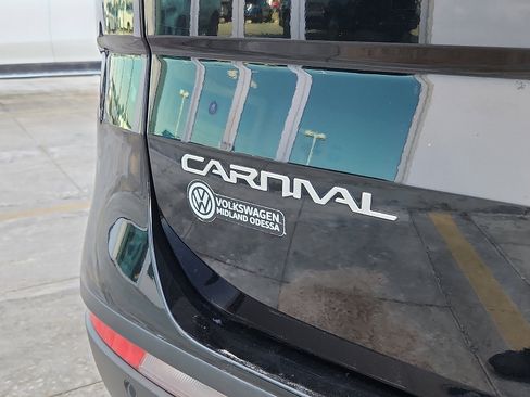 Used 2024 Kia Carnival LX FWD image 10