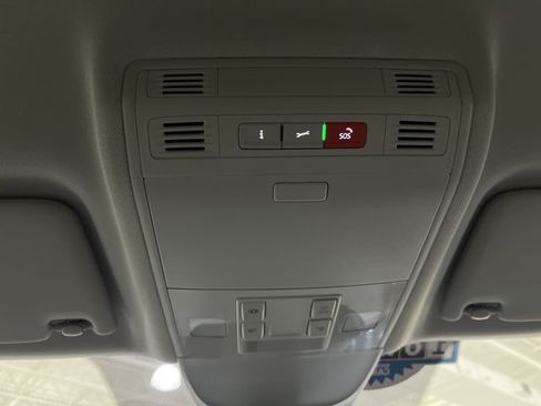 Certified 2025 Volkswagen Taos SE AWD/4WD image 32