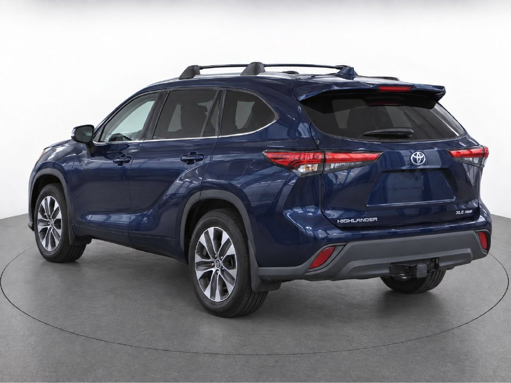 Used 2022 Toyota Highlander XLE AWD/4WD image 7