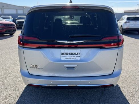 Used 2024 Chrysler Pacifica Touring-L image 5