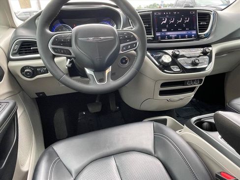Used 2024 Chrysler Pacifica Touring-L FWD image 9