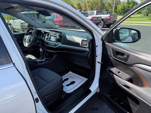 Used 2019 Toyota Highlander LE AWD/4WD image 10
