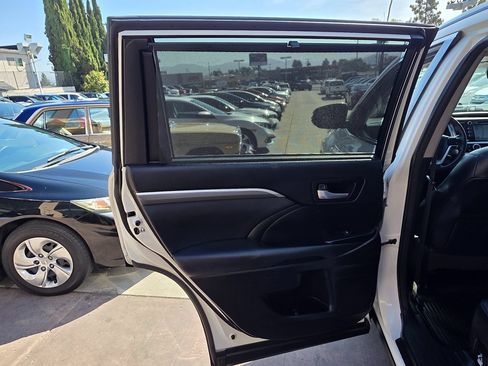 Used 2018 Toyota Highlander SE FWD image 30