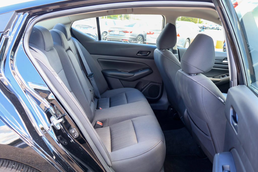 Used 2025 Nissan Altima 2.5 SV FWD image 10