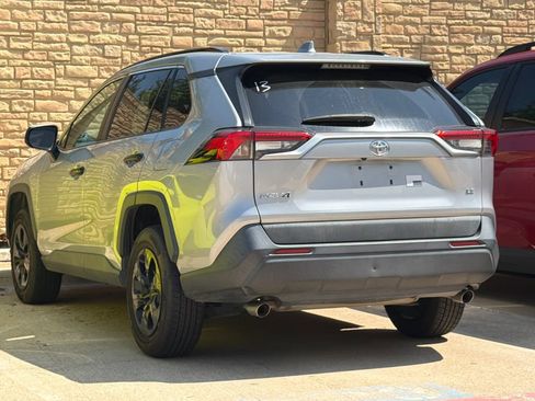 Used 2019 Toyota RAV4 LE FWD image 4