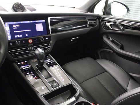 Certified 2025 Porsche Macan AWD/4WD image 23