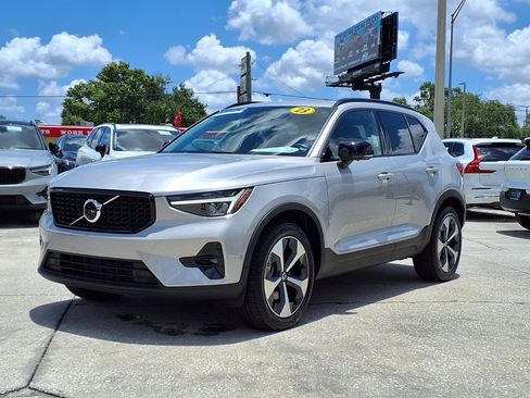 Used 2023 Volvo XC40 B5 Plus w/ Driver Assist Package AWD/4WD image 3