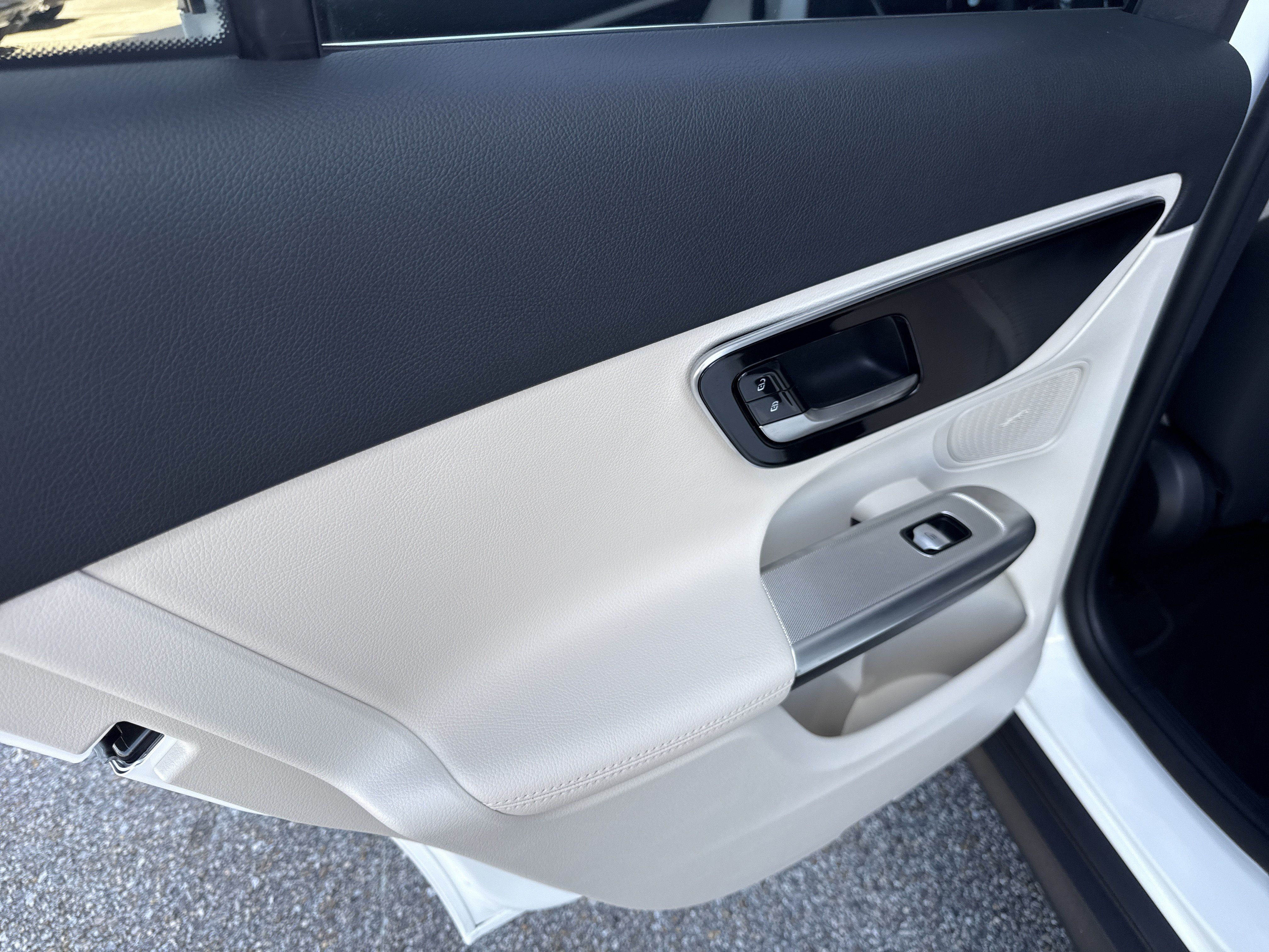 Used 2025 Mercedes-Benz GLC 300 4MATIC image 11