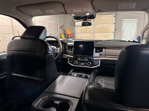 Used 2024 Ford Expedition Max XLT image 6
