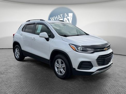Used 2021 Chevrolet Trax LT w/ Premium Seat Package AWD/4WD image 1
