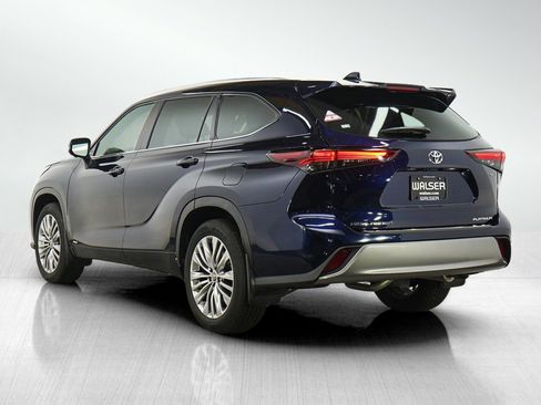 Used 2025 Toyota Highlander Platinum AWD/4WD image 3