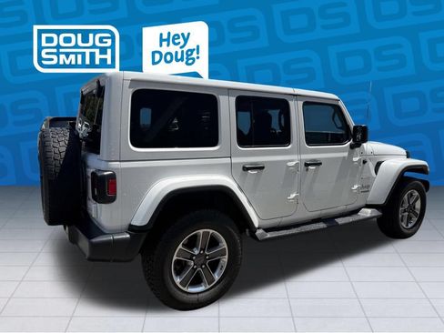 Used 2018 Jeep Wrangler Unlimited Sahara AWD/4WD image 4