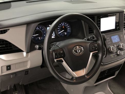 Used 2018 Toyota Sienna LE FWD image 14