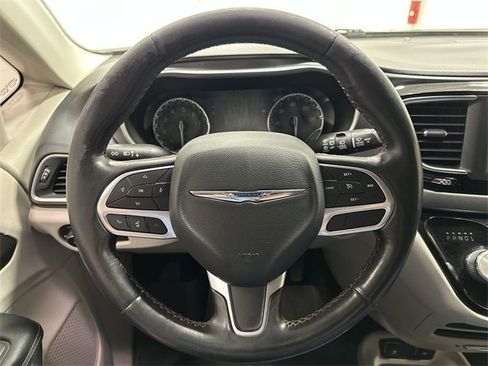 Used 2020 Chrysler Pacifica Touring-L image 18