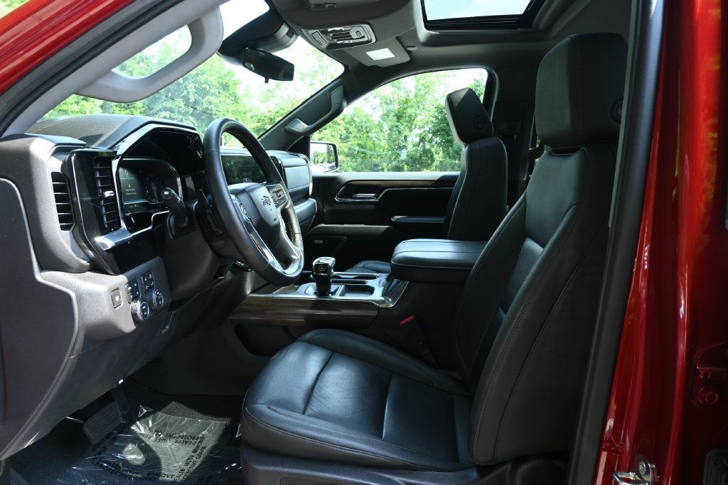 Used 2024 Chevrolet Silverado 1500 LT Trail Boss w/ LT Trail Boss Premium Package AWD/4WD image 3