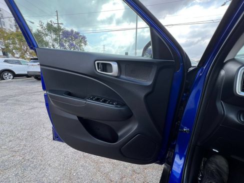 Used 2025 Hyundai Venue SEL FWD image 18