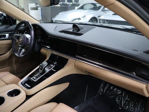 Used 2020 Porsche Panamera image 27