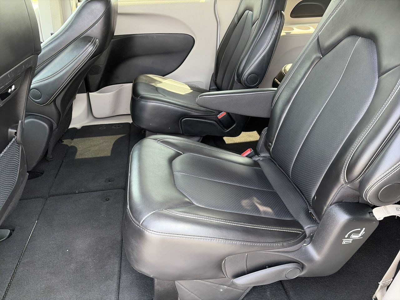 Used 2024 Chrysler Pacifica Touring-L FWD image 19