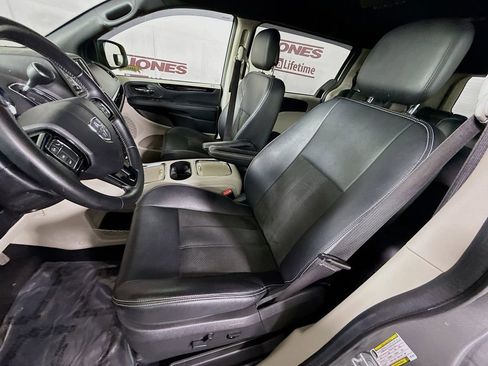 Used 2019 Dodge Grand Caravan SXT image 23