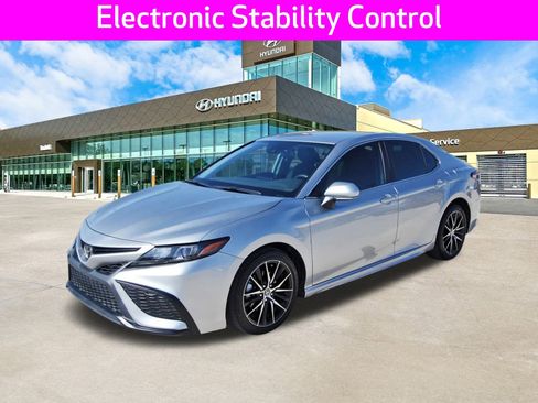 Used 2024 Toyota Camry SE image 10
