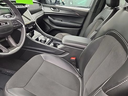 Certified 2025 Jeep Grand Cherokee Altitude AWD/4WD image 3