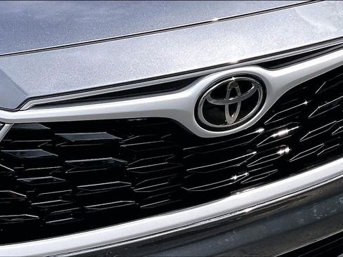 Used 2022 Toyota Highlander XLE FWD image 30