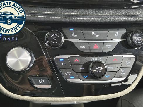 Used 2024 Chrysler Pacifica Limited FWD image 15